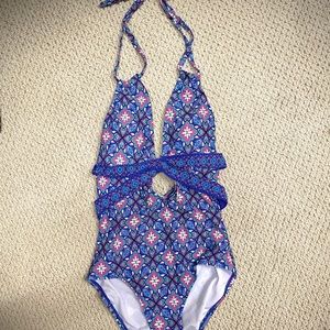 One piece swimsuit with keyhole